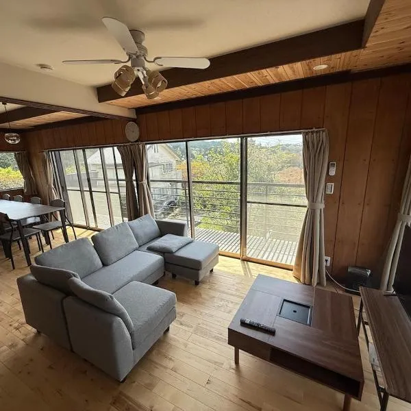 Private villa with natural hot spring rock bath for up to 9 guests Includes 3 bedrooms ideal for groups Mt Fuji view from the second floor Grandview Minamihakone，位于Kannami的酒店