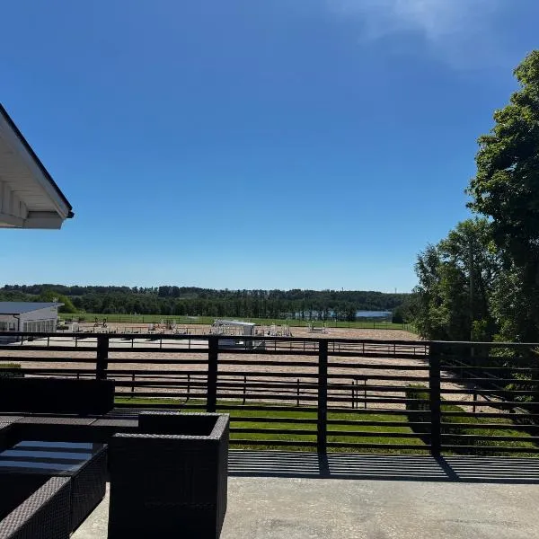 Hallands Equestrian Lägenhet，位于拉霍尔姆的酒店