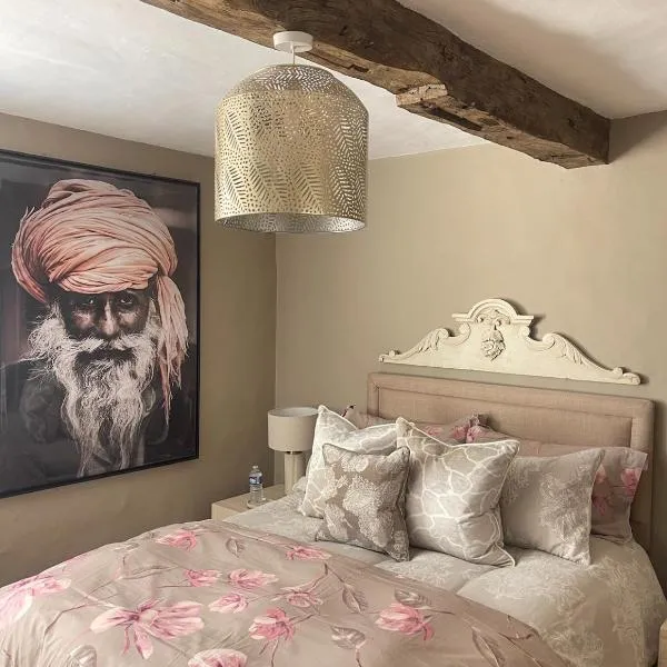 Entire Georgian luxury house - 3 Storey- High St Henley-in-Arden -Two bedrooms-Sleeps 4 people Close to Stratford upon Avon - Warwick - Solihull - NEC，位于亨利因阿登的酒店
