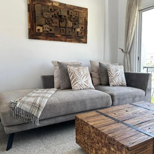 Teak Charm，位于拉纳卡的酒店