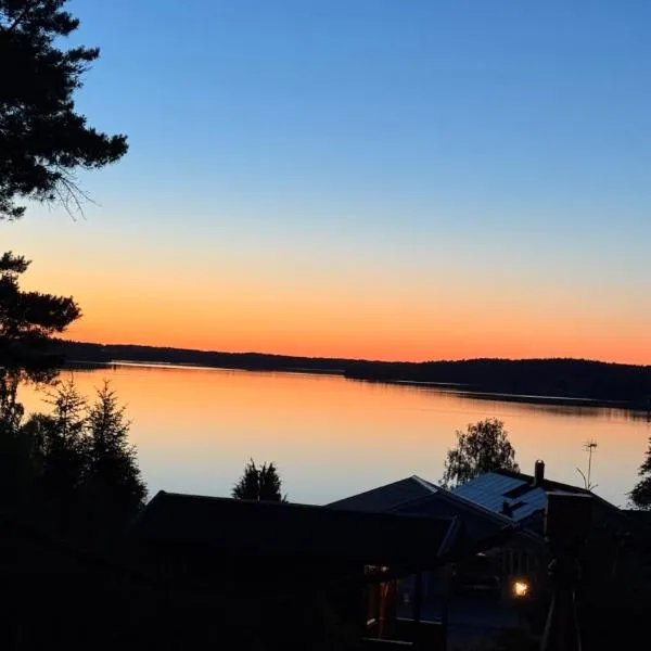 Mysig timmevilla med sjöutsikt，位于锡格蒂纳的酒店