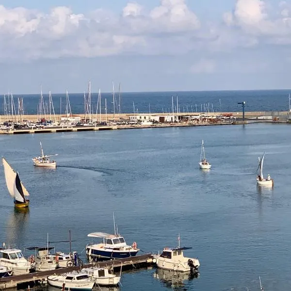 Apartamento Puerto Miramar，位于坎布里尔斯的酒店