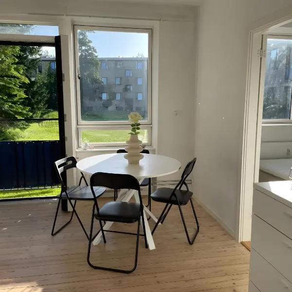 Charming apartment with easy access to central Copenhagen，位于哥本哈根的酒店