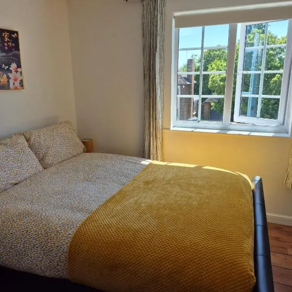 Beautiful home with 3 beds in 3 seperate rooms in Durham free parking，位于杜伦的酒店