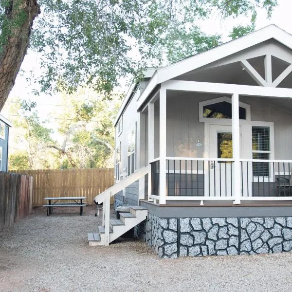 #02 Edge of the Desert Mill Creek Falls Cabin，位于摩押的酒店