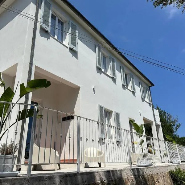 Villa Viola Rooms, a 200mt dalla spiaggia di Procchio，位于普罗基奥的酒店