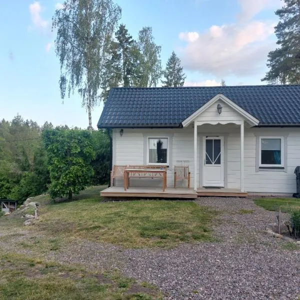 Charming cottage on Kvegero，位于格内斯塔的酒店