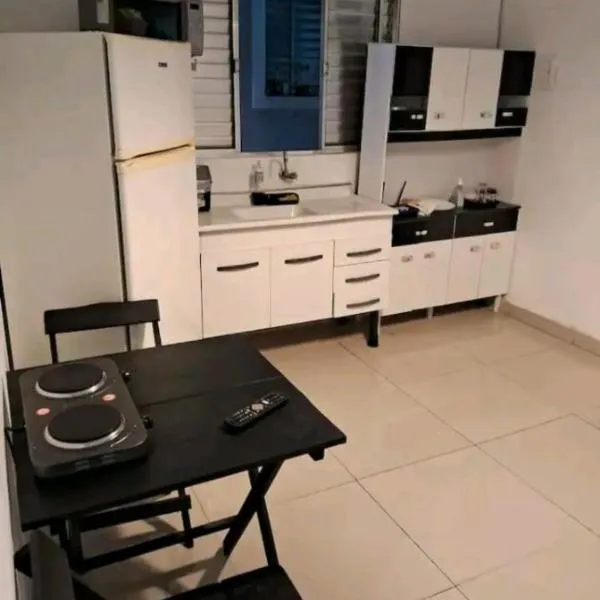 Casa kitnet，位于瓜鲁柳斯的酒店