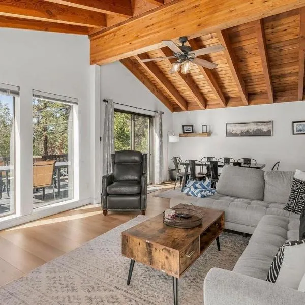 Tahoe 4BR Getaway - Near Kings Beach - Sleeps 8，位于国王海滩的酒店