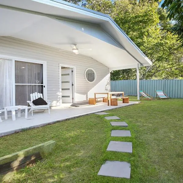 Salty Kisses Holiday House，位于Point Clare的酒店