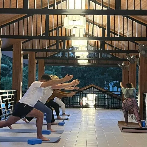 Free Yoga Center - Nguyen Shack，位于峰牙的酒店