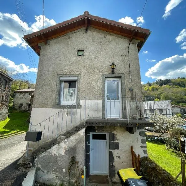Maison aux pieds des volcans，位于奥尔西讷的酒店