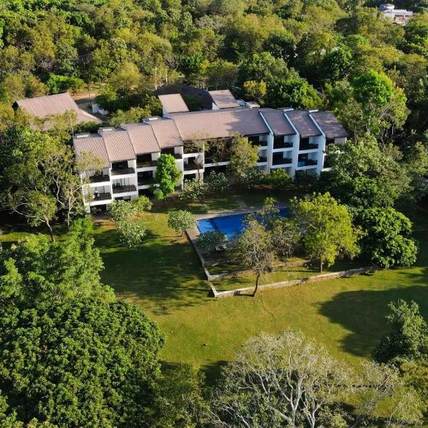 Grand Tamarind Lake，位于卡特勒格默的酒店