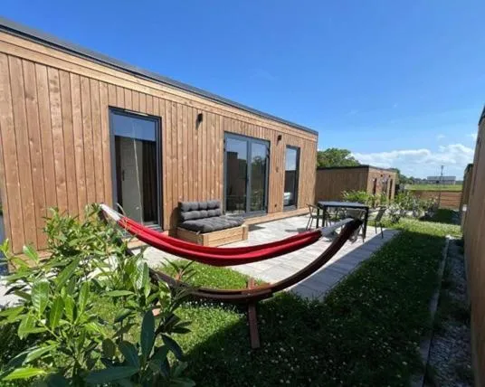BED & BIKE Resort Trzęsacz - domki, sauna, jacuzzi & rowery，位于特兹萨茨的酒店