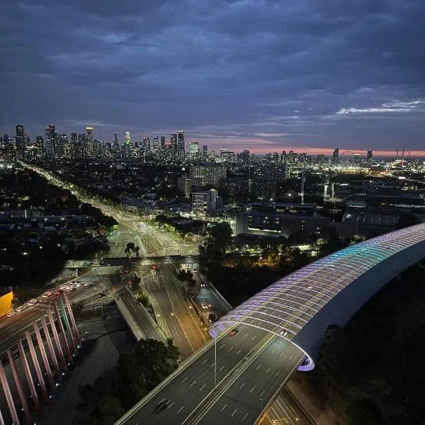 Top-Floor 2BR Apt, 270 deg Skyline, Free Parking，位于墨尔本的酒店