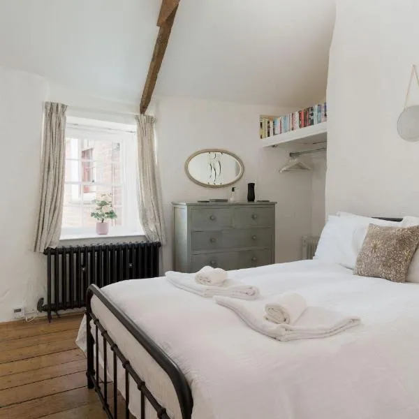 Luxury Cornish Cottage & Modern Cabin with Garden, Central St Agnes，位于圣阿格尼丝的酒店