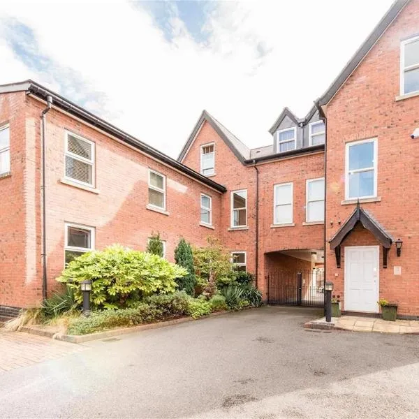 Spacious 3 bed Apt with parking near Harborne High Street，位于伯明翰的酒店