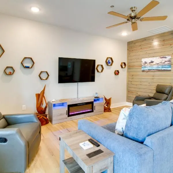 4 Mi to Rockport Beach Park: Home w/ Resort Perks,位于罗克波特的酒店