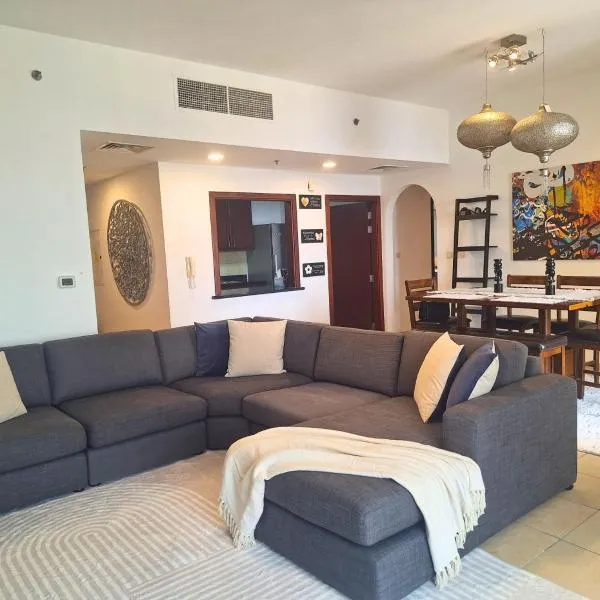 Tratoli JBR Luxury Hostel with Sea View Shared，位于迪拜的酒店