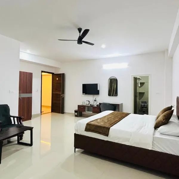 Queens Suite Rooms，位于Channapatna的酒店