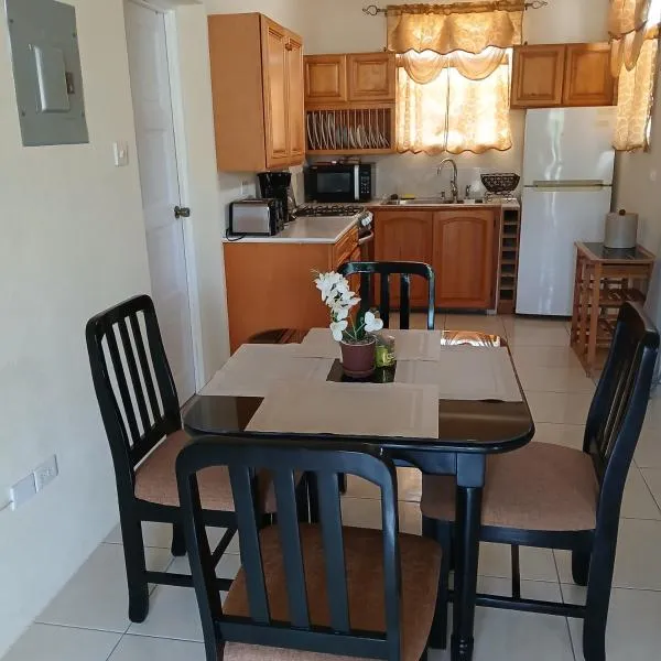 One Bedroom Apartment 1 minute walk to West Coast Beach!，位于圣詹姆斯的酒店