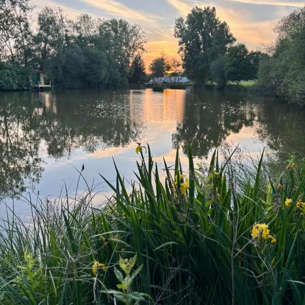 Les Rives De Bel Air - Hébergements - Camping - Caravaning，位于Saint-Siméon的酒店