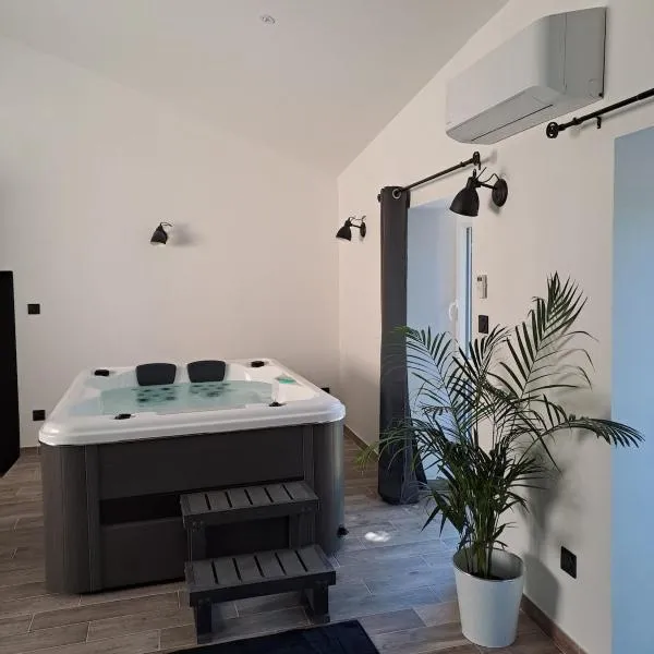 Maison chaleureuse avec jacuzzi interieur，位于Pranles的酒店