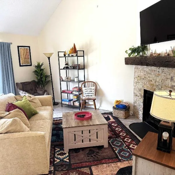 2 BR JIMINY PEAK w Mountain Views SLEEPS 7 Gorgeous，位于汉考克的酒店