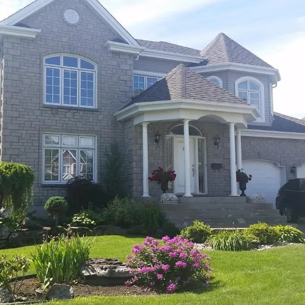 Chez Carole - Établissement d'hébergement de résidence principale sur la Rive-Sud de Montréal，位于Mercier的酒店