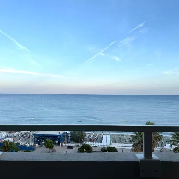 La Finestra sul Blu - Sea View，位于萨沃纳的酒店