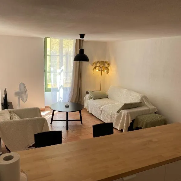 By Elodie T2 cosy vieux Hyères-Parcours des arts，位于耶尔的酒店