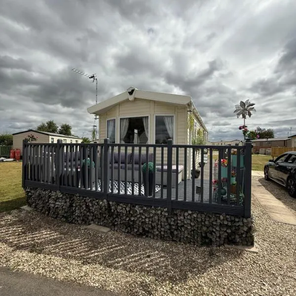 Andreas Fir Trees Retreat at 7 Lakes Country Park，位于Crowle的酒店