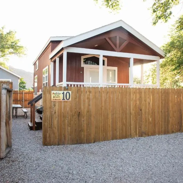 Red Rock Cabin #10，位于摩押的酒店