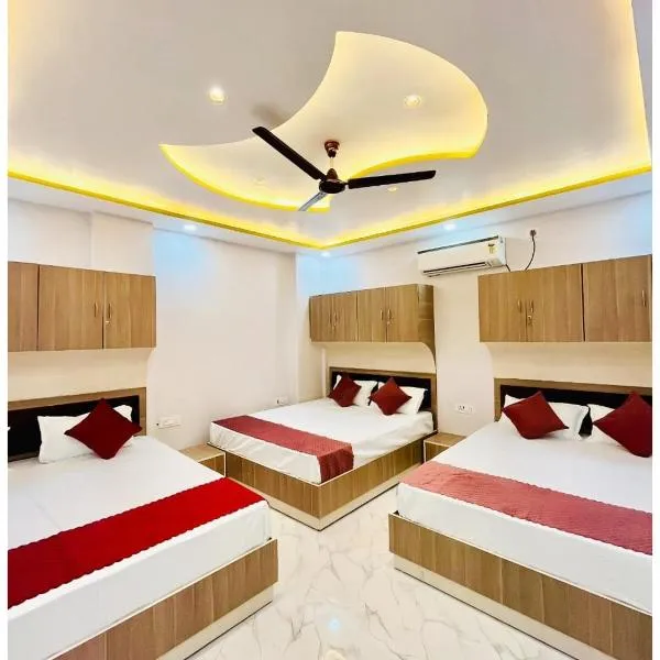 A PREMIUM HOTEL PVS GRAND NEAR BABA VISHWANATH TEMPLE - Luxury & Spacious Rooms #Wifi #Parking #Lift & Excellent Customer Service - Best Location - Best Seller Hotel In VARANASI，位于瓦拉纳西的酒店