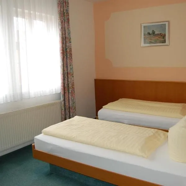 Hotel garni St. Marien，位于萨勒河畔瑙姆堡的酒店