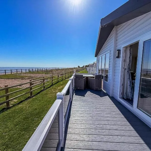 Stunning 6 Berth Lodge With Full Sea Views In Suffolk Ref 68007Cr，位于洛斯托夫特的酒店
