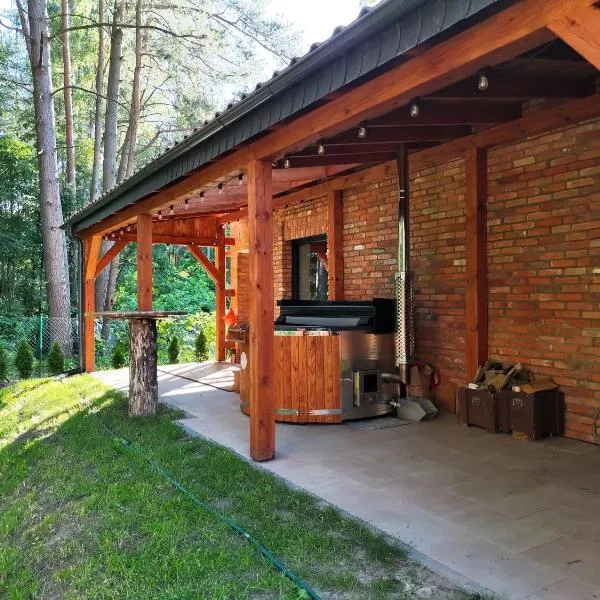 Ceglany Domek z jacuzzi, nad jeziorem, przy lesie，位于Tomaszkowo的酒店