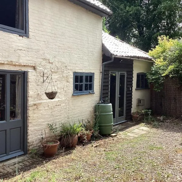 The Eclectic Coach House，位于Roydon的酒店