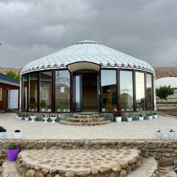 Tasmal Yurt Camp，位于Tong的酒店