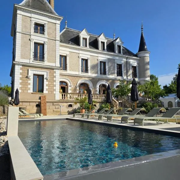 Eclosion Château Hôtel & Restaurant，位于Saint-Paul-en-Jarez的酒店