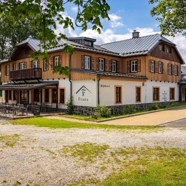 Wellness Hotel Franz - Rejvíz，位于耶塞尼克的酒店