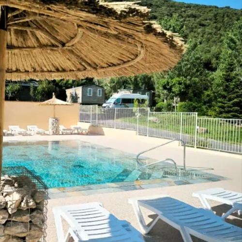 Aloha Camping Club，位于Reynès的酒店