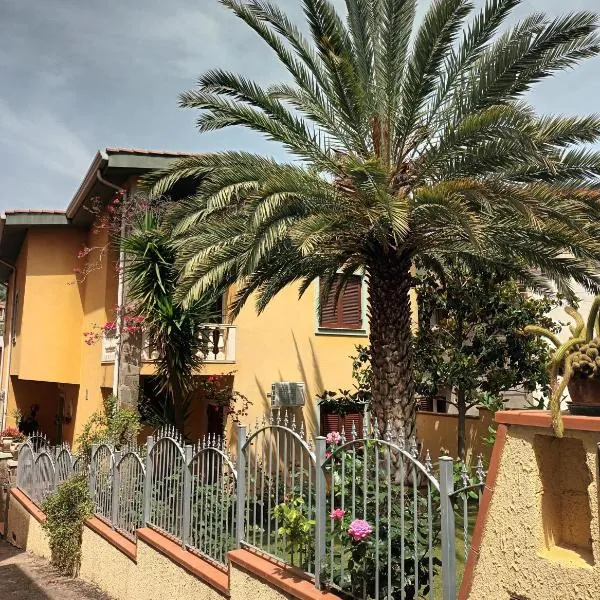 Valentina's garden house，位于Triei的酒店