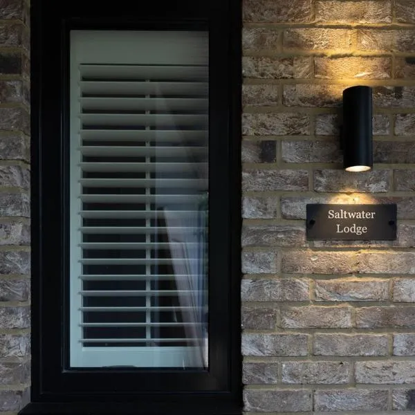 Saltwater Lodge - Air Conditioned 75yrd to the sea，位于海景城的酒店