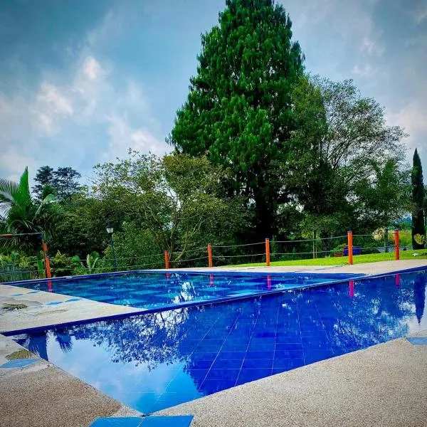 Hotel Paisaje Cafetero Con Piscina y desayuno - Filandia, Eje cafetero，位于菲兰迪亚的酒店