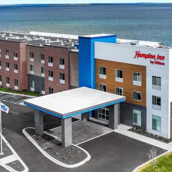 Hampton Inn St Ignace Lakefront Mackinac，位于Evergreen Shores的酒店