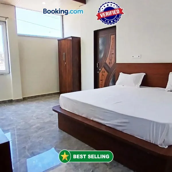Hotel Braj Nikunj ! near new Rangj ji Temple, Prem mandir, ISCKON temple ! Fully air conditioned and prime located place，位于范兰德凡的酒店