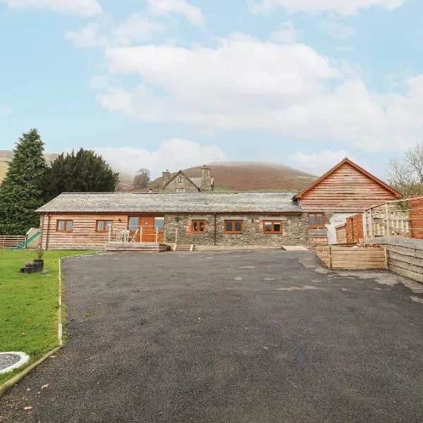 Rhianwen, Plas Moelfre Hall Barns，位于Llangadwaladr的酒店