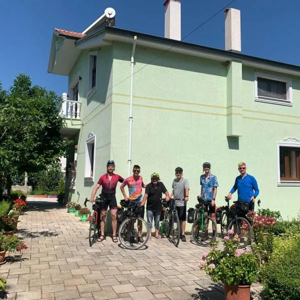 Bujtina Bashllari,位于Zvarisht的酒店