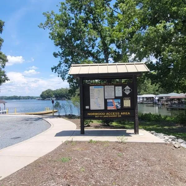 Gateway to Lake Tillery Retreat，位于Norwood的酒店